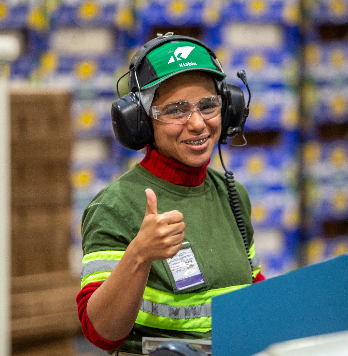 colaboradora klabin trabalhando em uma fábrica